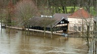 Beim Hochwasser an der Sieg steht die Gaststätte 'Zur Siegfähre' unter Wasser, 2004