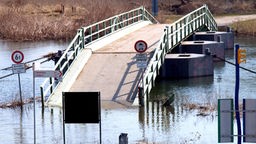Die Zufahrtswege zu einer Ponton-Brücke über die Wupper sind im März bei Leverkusen-Rheindorf durch das Hochwasser überflutet, 2006