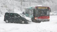 Ein Bus hat sich am 10.12.2017 in der nordrhein-westfälischen Landeshauptstadt Düsseldorf auf der B7 im Schnee quergestellt.