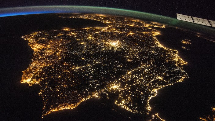 Blick aus dem All auf Iberische Halbinsel bei Nacht