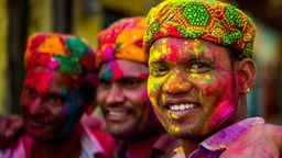 Männer beim indischen Holi Festival