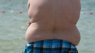 Übergewichtiger Junge am Stand