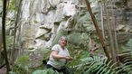 Ursula Altmoos vor einer Steinbruchwand. 