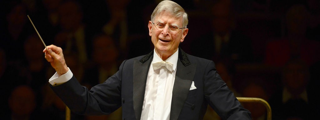 Dirigent Herbert Blomstedt dirigiert ein Konzert in der Semperoper Dresden