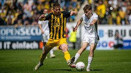 Aachens Anton Heinz und Bocholts Bogdan Shubin kämpfen um den Ball